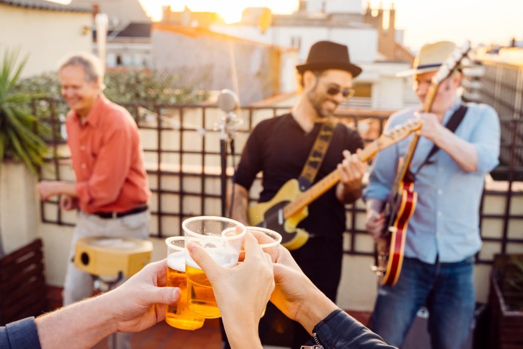Live music on the rooftop as friends toast Beatriz Vera © Shutterstock