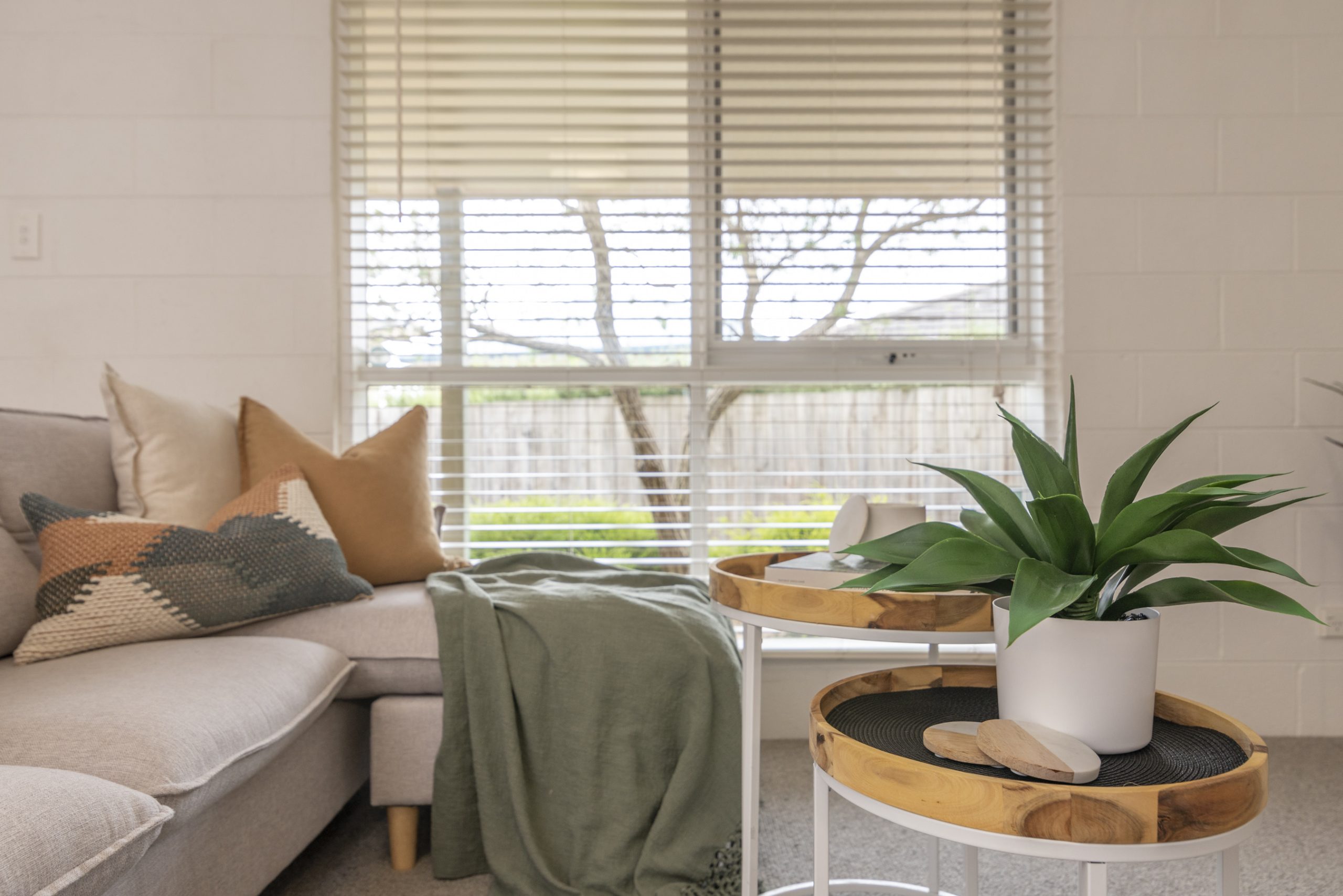 stylish living room earthy decor ©janineward