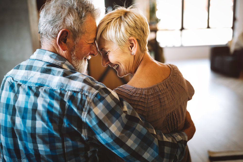 Empty nesters hugging at home©NDAB Creativity