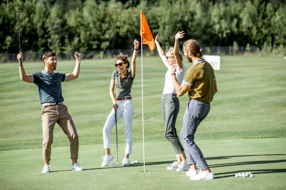 Playing golf with friends©RossHelen
