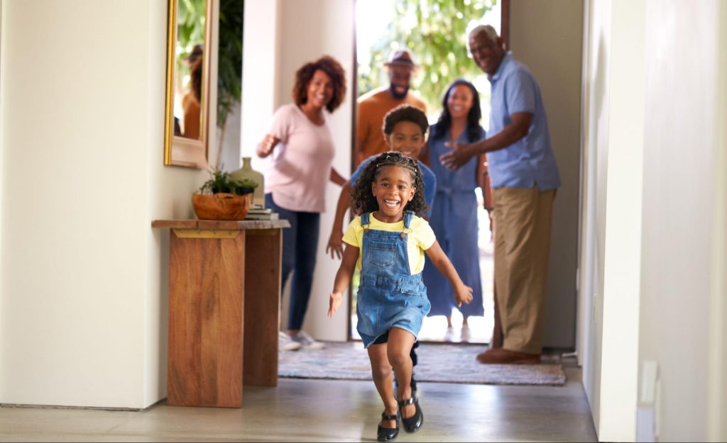 Grandkids running through the door ©Monkey Business Images
