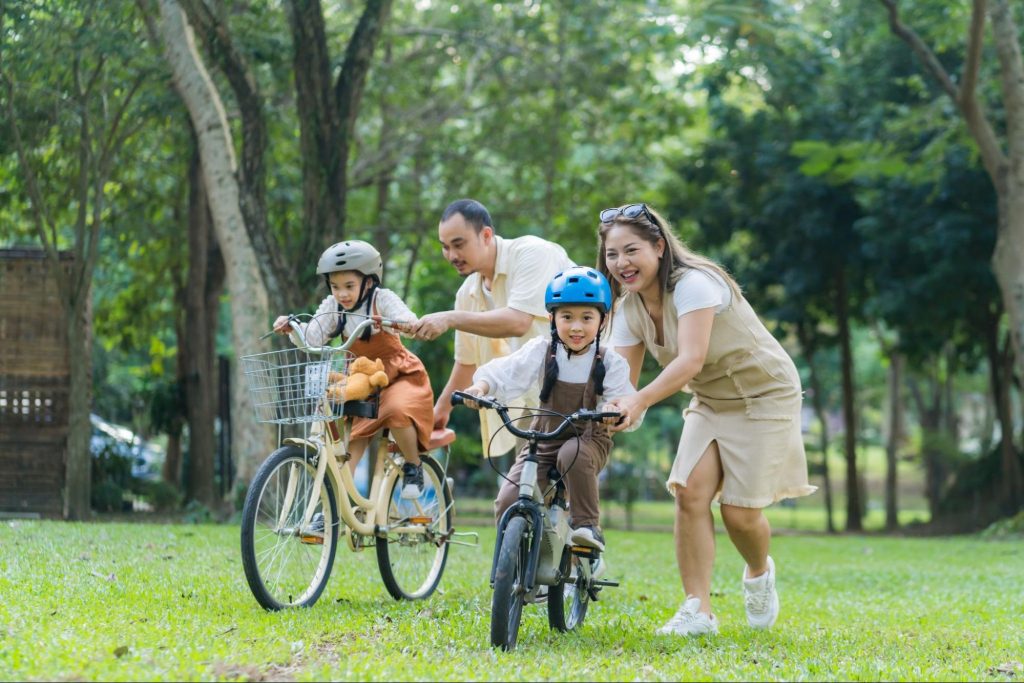 a family riding their bikes ©greenbikestudio