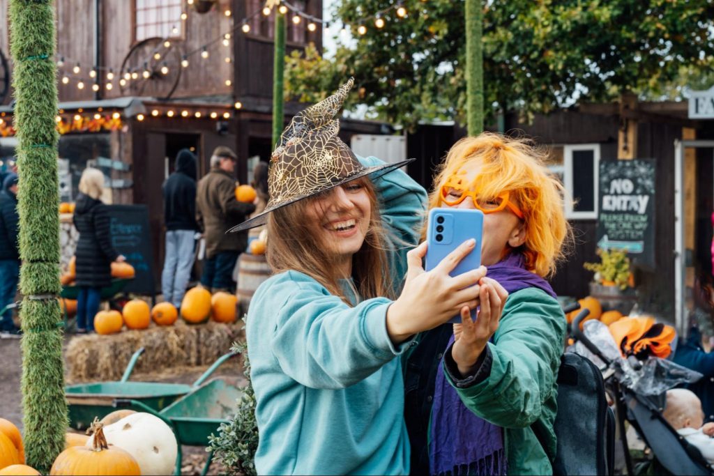 Two friends taking a selfie at an Atlanta pumpkin patch.
©Okrasiuk