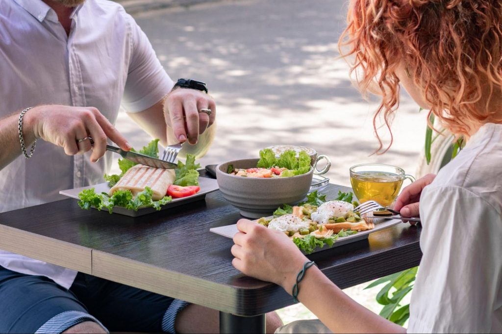 Couple enjoying brunch at a local Villa Rica restaurant
©Dario Albaye
