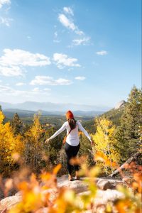 person hiking it the mountains ©Takemewu