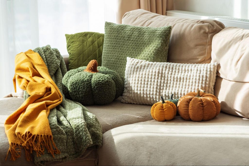 simple living room fall decor ©Tetiana Shumbasova